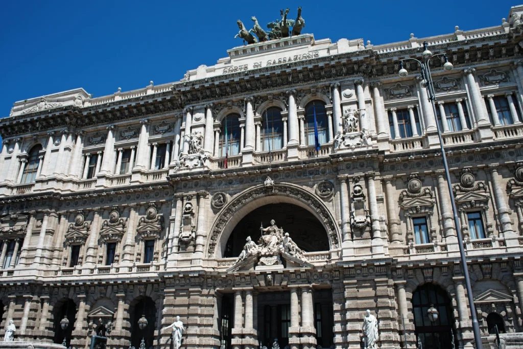 facciata di edificio istituzionale antico